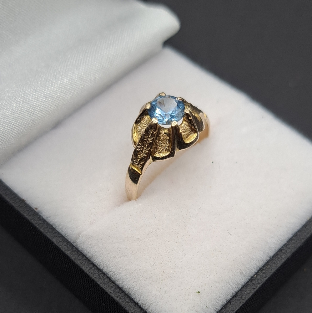 !Sold! Vintage 10k Solid Yellow Gold Sky Topaz Ring